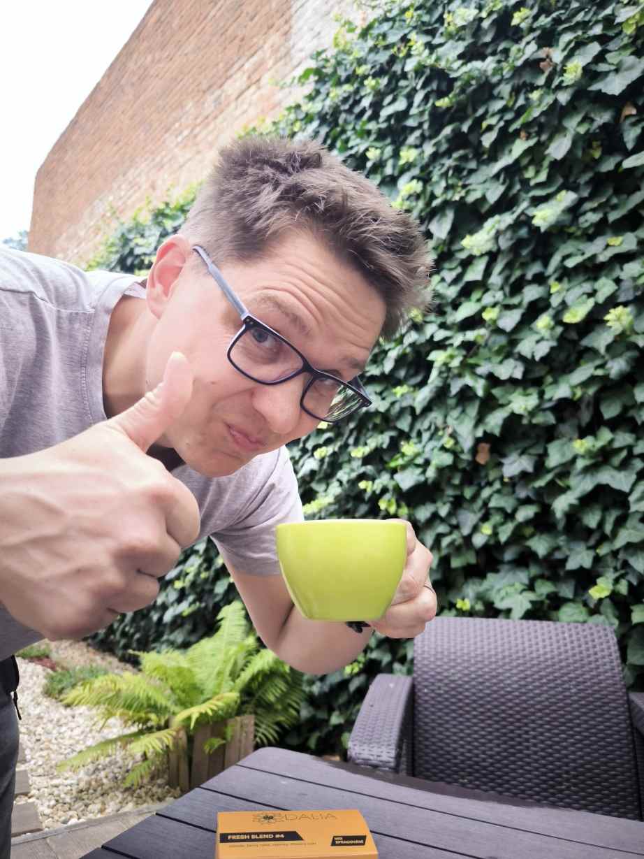 Ukážka hotového drip bagu a pripravenej kávy
